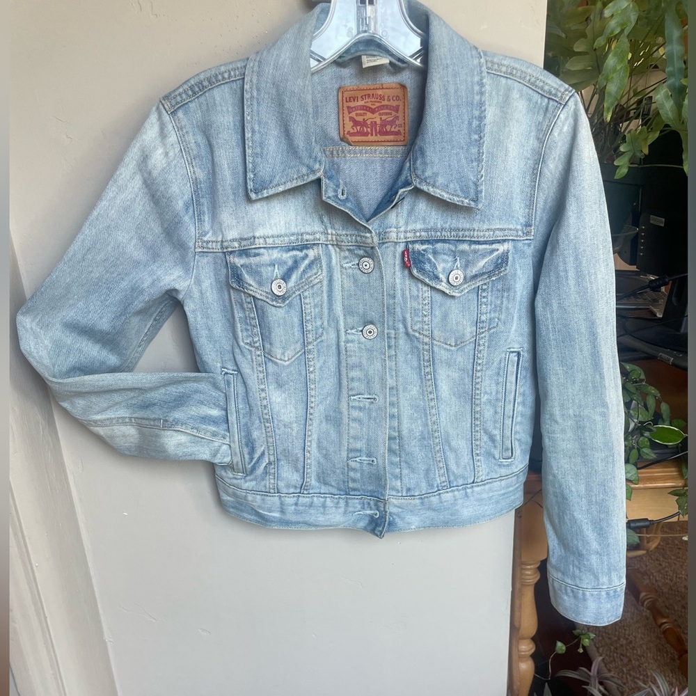 Levi cropped denim jacket, light wash- size S